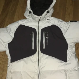Vit sail racing jacka, bra skick. - Hej! Säljer en vit sail racing jacka som jag har haft i ungefär 3-4 veckor. Storlek S/M passar mellan 13-16 år, beror på längd och vikt såklart. Den passar bra ifall man är längre än 169. Jackan har inga hål inga fläckar inga problem alls. Precis som ny. Anledningen till att jag säljer den är för att jag har en ny jacka och behöver inte den här längre. Köpt för 3000 från riktiga sail racing affären i sthlm, tyvärr inget bevis eftersom slängde för packningen och kvittot direkt. Skriv gärna ifall du vill ha mer information eller bilder :) psst priset kan diskuteras (sänkas) 