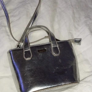  väska - Jätte fin Don Dona väska, köptes för 400kr och säljer för 220kr ink frakt (man kan göra banden kortare)