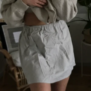 Mini kjol från Filippa K - Supersöt mini kjol från Filippa k, vit och grå randig, aldrig använd endast prövad några gånger. Skicka ett dm för fler bilder🌸