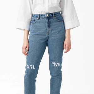 Monki GRL PWR jeans - Monkijeans strlk W28, använda men i fint skick!⭐