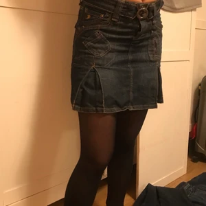 Jeans kjol med coola detaljer - Cool jeans kjol med många snygga detaljer + ett snyggt skärp som tillhör kjolen!💋