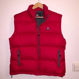 Mckinley dunväst - Dunväst i nyskick! Storlek 42 men skulle säga att den är något liten i storleken. Säljes för 300kr 