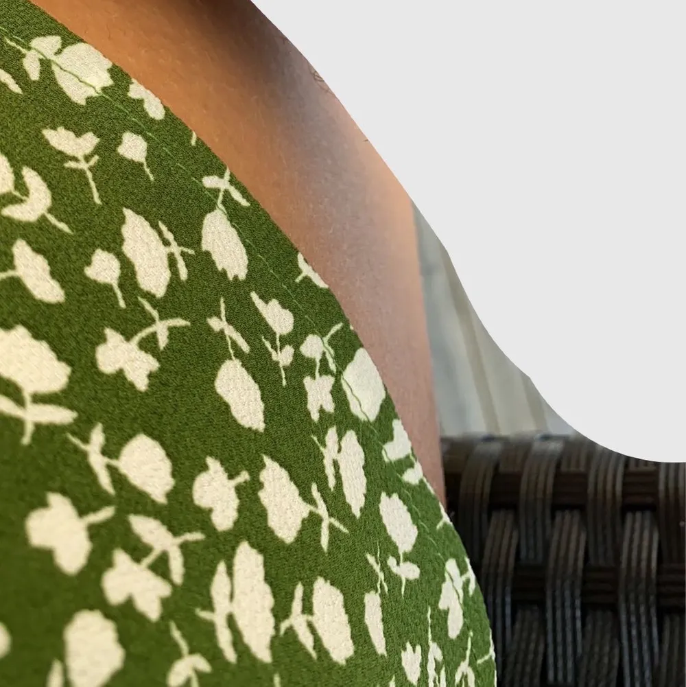 Intressekoll på denna fina kjol från vero Moda! Den har tyvärr blivit för stor för mig🥲 köpte för typ 300kr förra sommaren! Fler intresserade=bud!! Andra bilden visar färgen bäst! Skriv för fler bilder! Storlek M  bud på 220kr + frakt!!. Kjolar.
