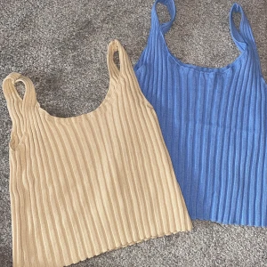 Toppar från shein stl. XS-S - ♥️ 2 toppar från märket Shein. Ljusblå samt beige. Säljs tillsammans för 100kr inkl. frakt eller separat för 35kr+frakt. ♥️