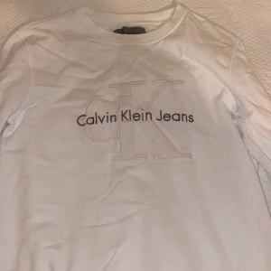 Calvin Klein sweatshirt - Säljer min Calvin Klein sweatshirt. Tröjan är sparsamt använd.