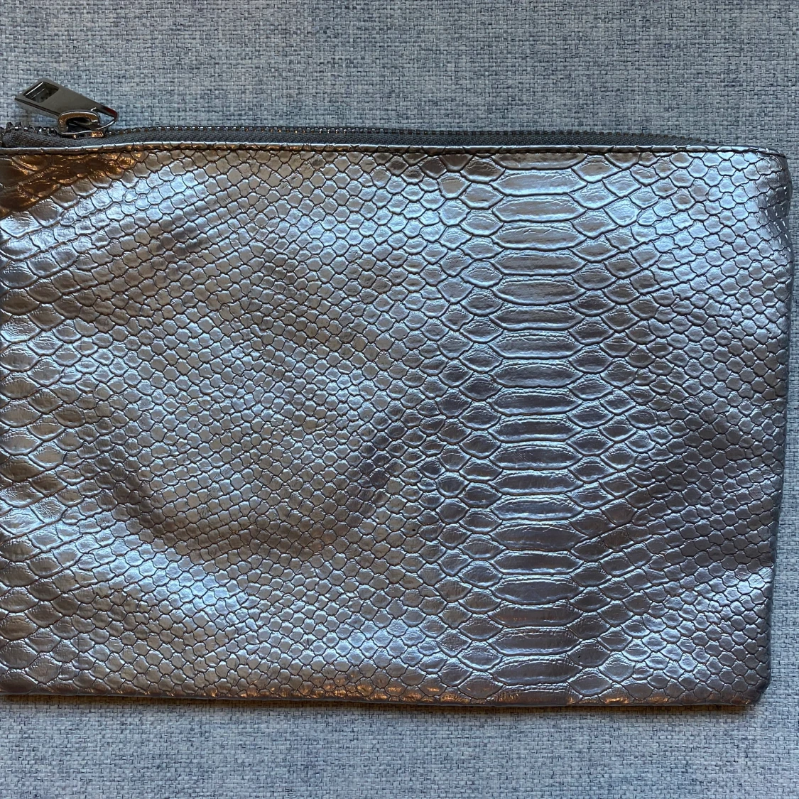 Silvrig kuvertväska från