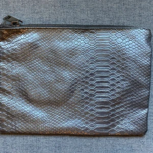 Silvrig kuvertväska från  - Använt skick 