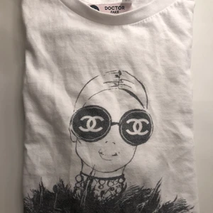 T-shirt från Dr fake  - Jätte ball t-shirts från dr fake är i storlek XS men passar även S
