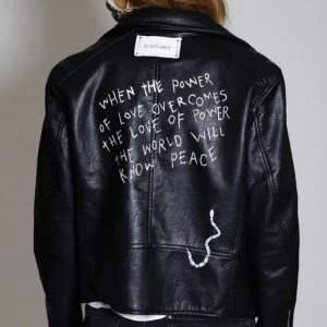 Faux Leather Jacket - Syntetläder jacka med motiv baktill samt detaljer i form av text framtill. Ursprungligen från H&M som är omgjord av Scannable UF. Genom att skanna en QR-kod som finns fäst på plagget kan du läsa mer om materialet och dess miljöpåverkan! ✨✨