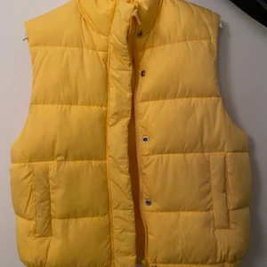 Väst - Gul väst från märket STAY i storlek XS-S!!💛💛