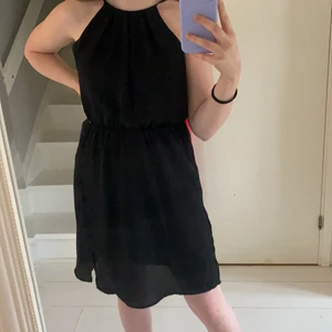 Superfin kläning - Säljer denna fina klänningen från ginatricot i storlek 34, använd 2-3 gånger och i superbra skick!💗