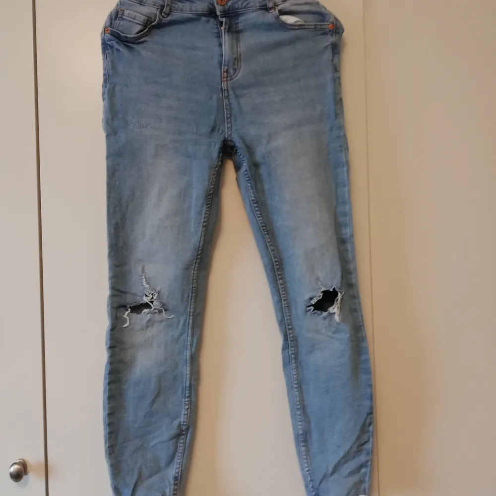 Ljusa jeans från new yorker i storlek 28 (midjemått). Hål på knäna, knappt använda . Jeans & Byxor.