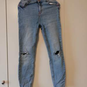 Ljusa jeans från new yorker i storlek 28 (midjemått). Hål på knäna, knappt använda 