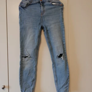 Ljusa jeans med hål storlek 28 - Ljusa jeans från new yorker i storlek 28 (midjemått). Hål på knäna, knappt använda 