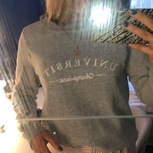 Grå Sweatshirt från Gina strl S - En grå Sweatshirt från Gina i strl S! NÄSTAN OANFVÄND. Säljer den då den börjar bli liten på mig! KÖPAREN STÅR FÖR FRAKT