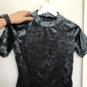 Glänsig tröja - Tröja som skimrar, knappt använd. Storlek XS från mörker STAY. Pris kan diskuteras 