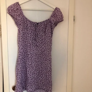 Minidress från motel rocks - Jättesöt och fin sommarklänning från motel rocks. Storlek xs men något insydd i midjan då jag tyckte den var väldigt ”rak” i modellen men detta går lätt att sprätta upp utan skråmor. Då den blivit för liten för mig säljer jag den och den är endast använd vid ett tillfälle.