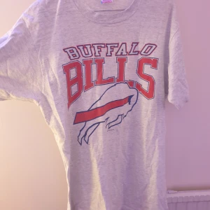 Vintage tshirt - Vintage tshirt från beyond retro! Denna är fraktfri och är i väldigt skönt material. Denna är mycket oversize för mig och jag är en xs-s. Budgivning avslutas onsdag 10 mars kl.18.00