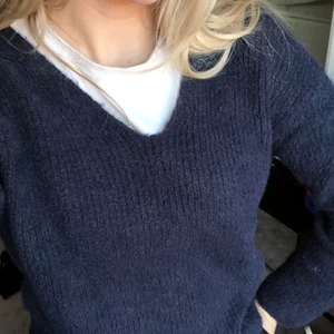Stickad tröja - Mörkblå stickad tröja i ett ”fluffigt” material. Jätte mysig☺️
