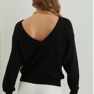 Stickad tröja storlek L - En jätte fin stickad tröja köpt i Gina tricot, den är använd men fortfarande super fin, säljs pga att den tyvärr inte kommer till användning längre. Väldigt skönt material!! 