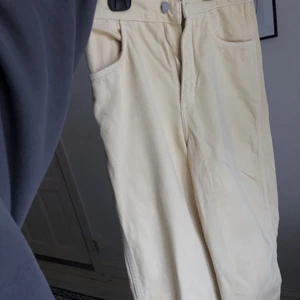 Ljusgula jeans från WEEKDAY💛 - Jeans från WEEKDAY i ljusgul färg💛 Använda men i bra skick, inga slitningar. Satt väldigt bra men se har blivit för små för mig, och det är också anledningen till att jag säljer de💛 Frakten är 60kr💛 