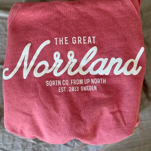 Super fin Norrlands Hoodie  - Super fin Norrlands Hoodie säljer den pågrun ut av att den sitter lite tajt och jag vill ha en annan färg ☺️  köparen står för frakten. Ny pris 750