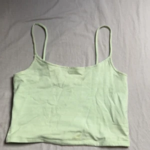 New yorker - Säljer mitt fina linne från new yorker. Det är i storlek M. Inga skador på det! Kostar 30kr, frakten ingår. 