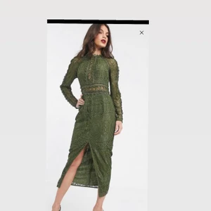 Storlek 42/44 Pris kan diskuteras  - * Storlek 42/44 * Färg: kakifärgad * Låt oss presentera din nya outfit * Hög i halsen * Indragen midja * Dragkedja bak * Slits på framsidan * Bodycon-passform * Sitter åt runt kroppe * Använd bara en gång, köpte för 1300kr och säljer för 800 kr. Pris kan diskuteras