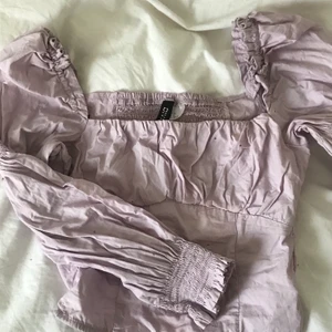 Gullig topp - En ljus lila liten tröja, har lite corsett form där nere men utan stängerna. Har en pytteliten fläck längst nere men den är nästan omöjlig att se! 💛
