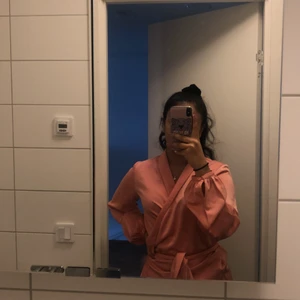 Fancy topp - Endast använd vid ett tillfälle. Jättefin rosa topp som man kan använda vid finare tillfällen. Orginalpris 350 kr från MQ. Man kan styla den precis som man vill! Istället för en knut där fram kanske man vill ha en därbak