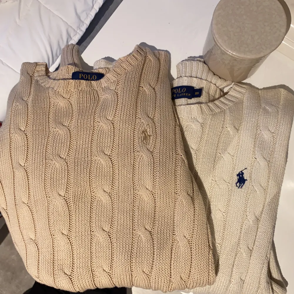 Här är ett paketpris på 2 beige/nude polo ralph lauren tröja (äkta från jackie) ena med beige häst och andra med blå häst. super gott skick och perfekt till en vit skjorta under. original pris 1300kr/st. paketpris 600kr. Stickat.