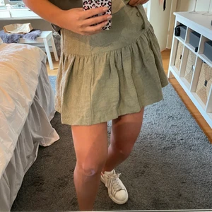 Zara kjol - Säljer denna helt oanvända kjol från zara då den är för liten för mig. Men den är super fin. Skriv för mer info💓