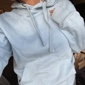 Hoodie - Säljer denna otroligt sköna tröja från cottover, den är i ekologiskt bomull vilket gör den extra skön. Färgen är i en jättefin babyblå färg, nyskick! Den är i unisex modell. Säljer även matchande byxor. Nypris är 650 kr