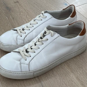 Garment Project TYPE lädersneakers - White - 👟 Garment Project Lädersneakers i vit, inköpta i somras. 💵 Nypris ca 1500kr, Storlek 42 🧼 Lätt använda i bra skick men lite smutsiga på sulorna vilket går att tvätta bort. 💵 Priset kan förhandlas, 📦 Köparen står för frakt 📦 