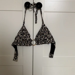 Leopardmönstrad bikini - Bikiniöverdel från Gina tricket som jag köpte förra sommaren. Använt den ca 15ggr. Inte trasig på något sätt. Köpte den för 200kr😊