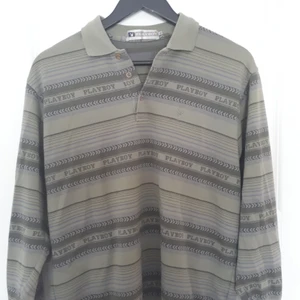 🔥Playboy🔥  - ⚖⚖💚Långärmad sälllsynt PLAYBOY piké i gröna nyanser. Det står strlk 48 i den, skulle säga att den sitter som en större S på kille och som en oversized M på tjej.💚⚖⚖