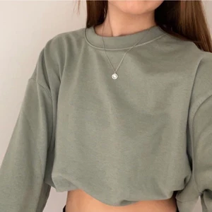 Sweater - Sweater i jättefin färg från Weekday! Superfin nu till våren! Använd Max två gånger så den är som ny! Jag har vikt upp den på bilderna 🤍 frakten ingår inte i priset! 