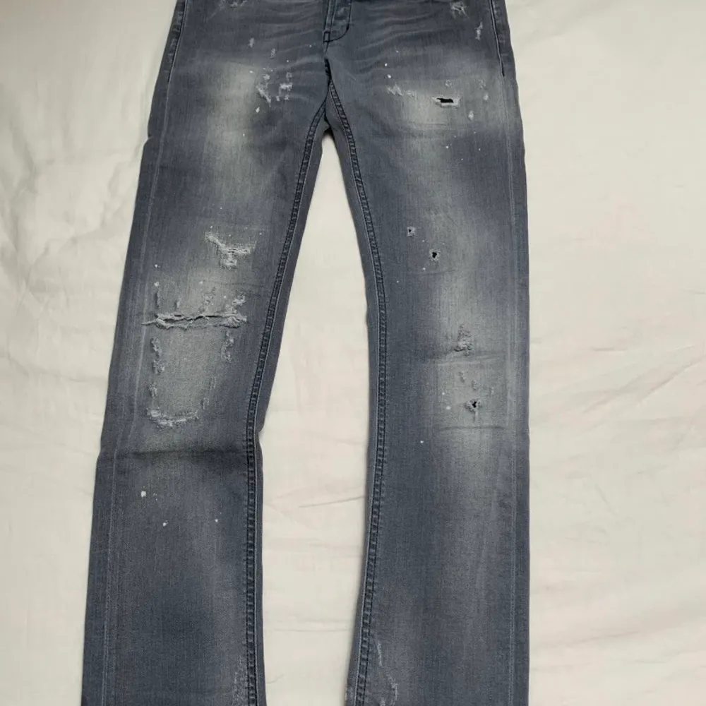 Säljer ett par Dondup Jeans i storlek 29 (midja) av modellen George. Säljes pga att dem är för små för mig helt enkelt. Dem ser helt oanvända ut.. Jeans & Byxor.