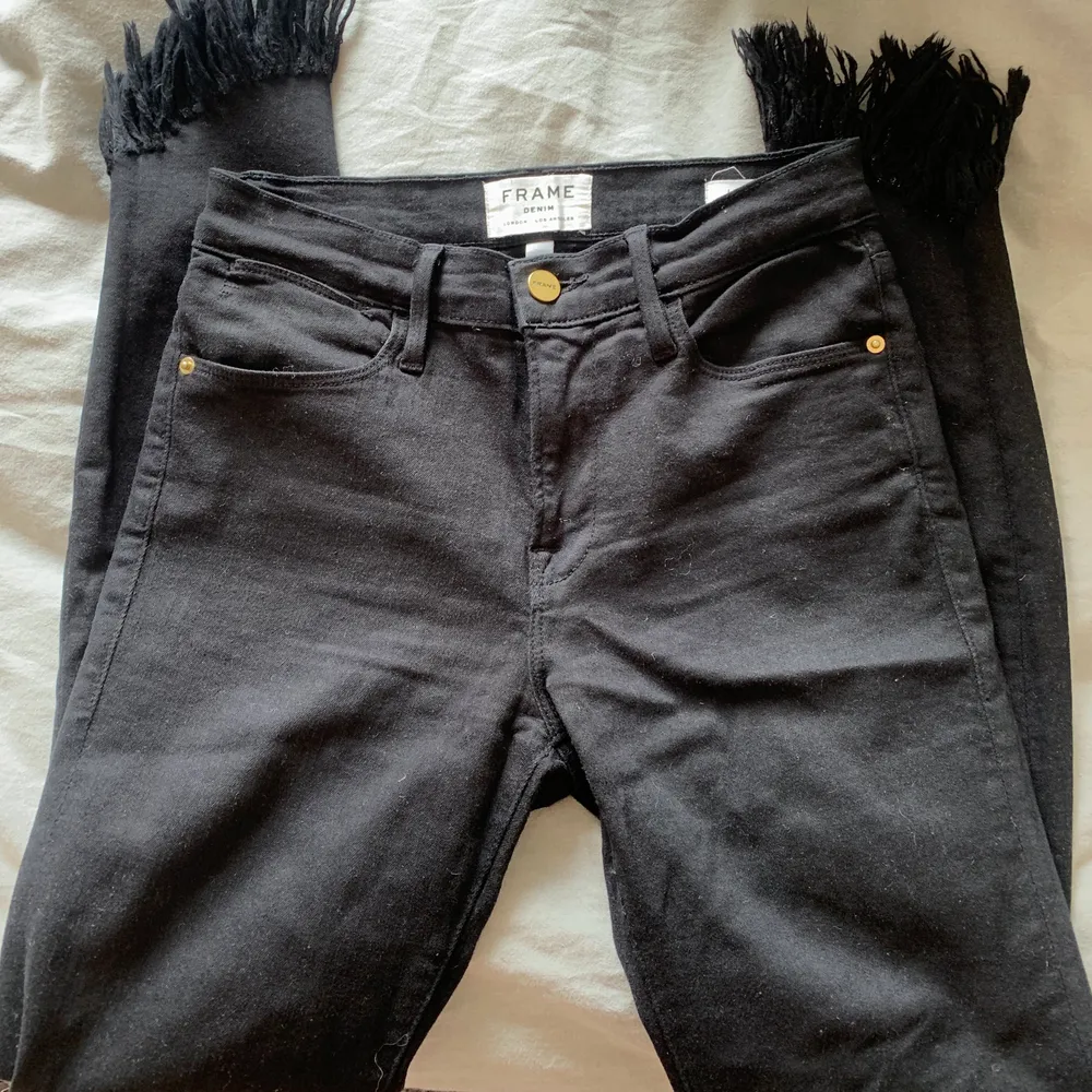 FRAME jeans, väldigt bra skick, stretchiga, storlek 25, svarta jeans med flärpar vid anklarna! . Jeans & Byxor.