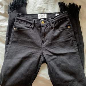 FRAME jeans, väldigt bra skick, stretchiga, storlek 25, svarta jeans med flärpar vid anklarna! 