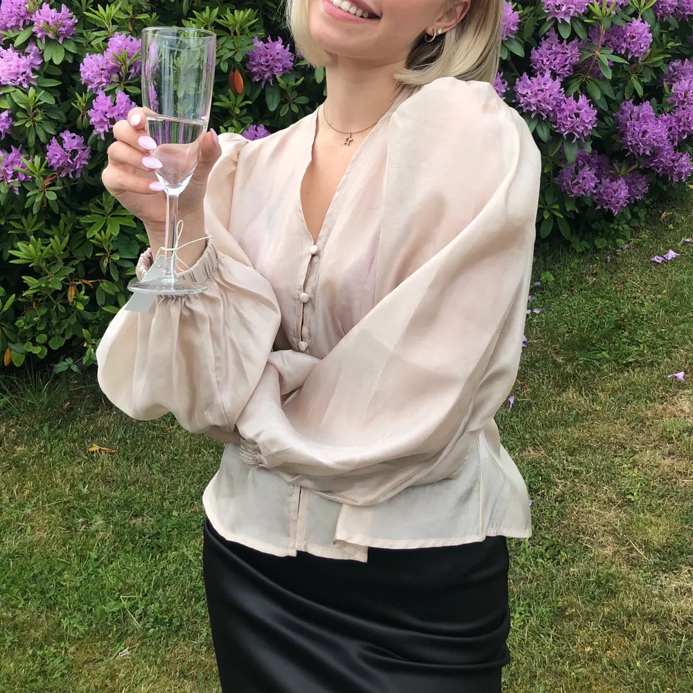 Guldig elegant blus från ginatricot. Passar perfekt till festen som till middagar! Blusen är guldig och lite genomskinlig i materialet. Använd ett fåtal gånger. Köparen står för frakt🥰💓. Yläosat.