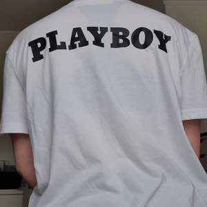 Playboy T-shirt med tryck på fram- och baksida. Storlek Medium oversized. Använd 1 gång, nyskick.