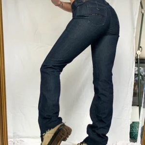 Armani jeans - Sviinsnygga, mörkblå, raka Armani jeans med glittriga paljetter på bakfickorna!! Passar till allt! Jag är 1.70cm lång och har storlek 38 i byxor och midjestorlek 28-29. Midjemåttet i dessa jeans är ca 82 cm🧖🏽‍♀️🧖🏽‍♀️🧖🏽‍♀️ 