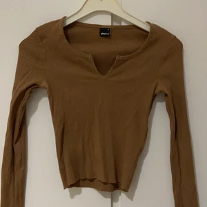 Brun topp - Brun topp väldigt fin och sätter sig väldigt fin på kroppen tight 