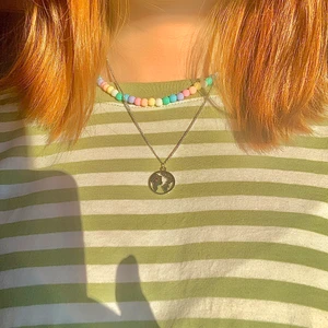 Halsband ☼  - 𓃰Earth necklace𓃰Pärlhalsband i pastell𓃰 Köp båda och få rabatt! Halsbandet med jorden har en kedja i äkta silver☼ Jag säljer handgjorda smycken, kolla gärna in mina andra annonser♡ bl.a. Påsk-,Harry Potter- och Ge bort-smycken