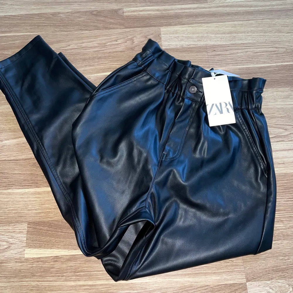 Zara baggy skinnbyxor i storlek 34. Byxor är helt ny, prislapp sitter kvar. Kontakta mig för flera bilder 😊💞 Nypris - 359 kr 😊 Kolla på min profil  💞✨😊 . Jeans & Byxor.