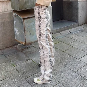 Ormbyxor  - Hejsan!🤠 Nu säljer jag dom här sjukt coola byxorna för ett bra pris 200kr! 🤩🤩 storleken är i 36 och jag är en 168cm lång. Men byxorna är för långa för mig💞 säljer dom för dom har inte kommit till användning då pris lappen är kvar. Dom är slut sålda och kostade 400kr💞💞💞💕🤩 du står för frakten ❤️