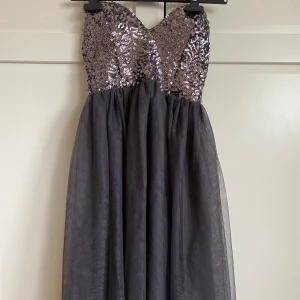 Fest klänning strl 34  - Säljer denna super fina klänningen i strl 34, den sitter väldigt smickrande på och har jätte fina detaljer. Den har bara blivit använd någon enstaka gång. 