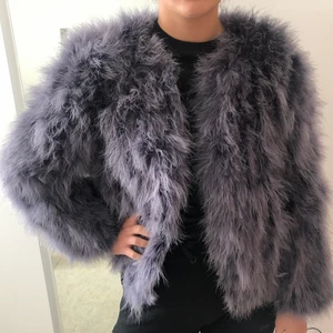 JACKA MED ÄKTA FJÄDRAR  - Säljer en fin pälsjacka då den inte används. Använd ca 3 gånger, är i dunder skick! Pälsen är äkta strutsfjädrar. I storlek S. köptes på Miinto för ca 1200 kr säljer för 450! 