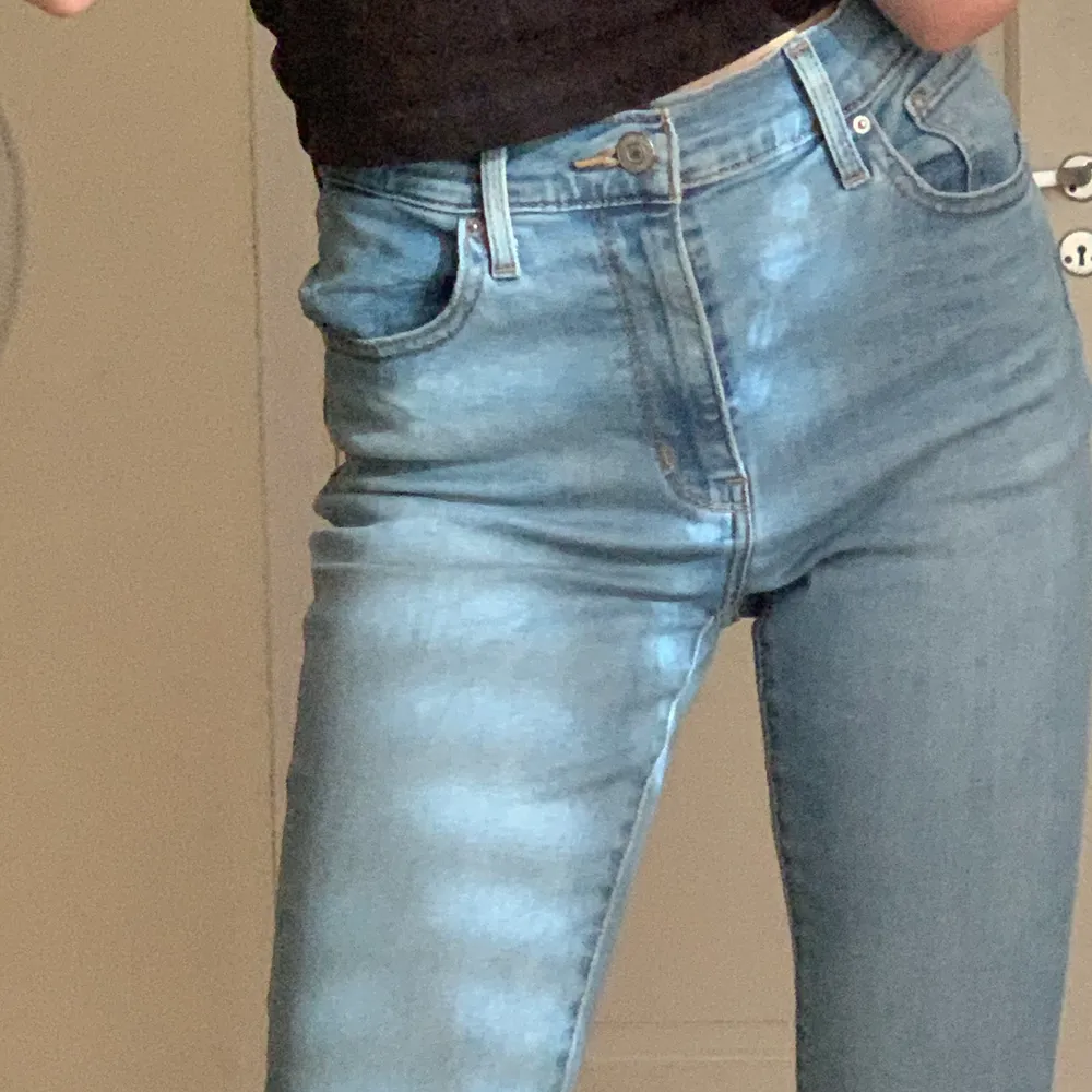 Hej! Säljer ett par jeans från Levis i modellen 724 High Rise Straight. . Jeans & Byxor.